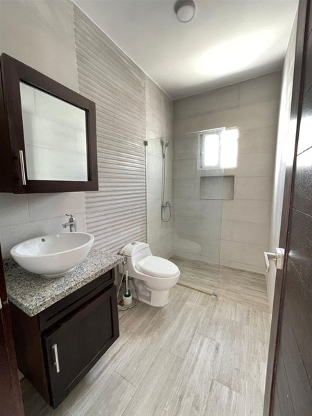 Villa en venta en Bávaro con piscina y amplio terreno en República Dominicana