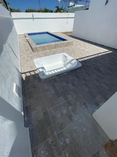 Villa en venta en Bávaro con piscina y amplio terreno en República Dominicana