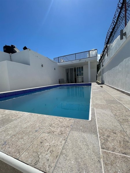 Villa en venta en Bávaro con piscina y amplio terreno en República Dominicana