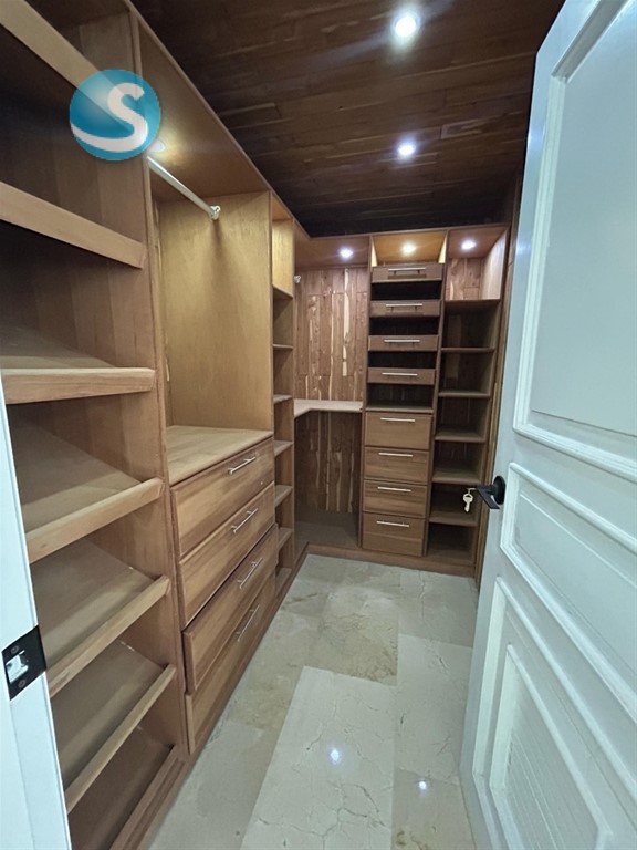 Amplio apartamento en venta en Los Cacicazgos en República Dominicana