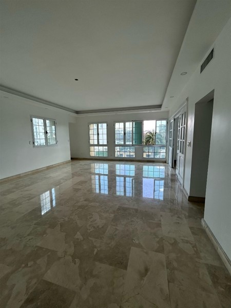 Amplio apartamento en venta en Los Cacicazgos en República Dominicana