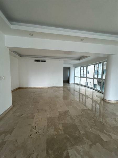 Amplio apartamento en venta en Los Cacicazgos en República Dominicana