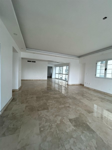 Amplio apartamento en venta en Los Cacicazgos en República Dominicana