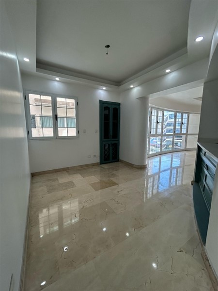 Amplio apartamento en venta en Los Cacicazgos en República Dominicana