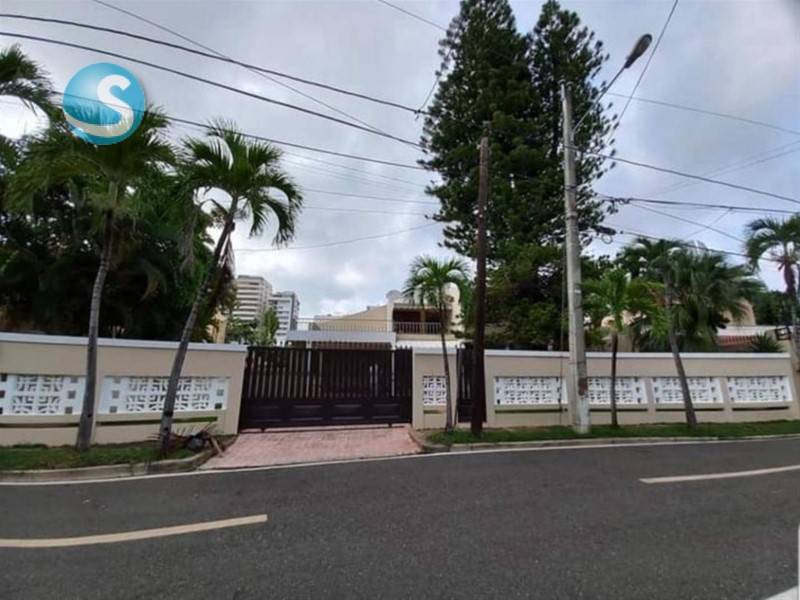 Casa espaciosa en venta en Los Cacicazgos en República Dominicana