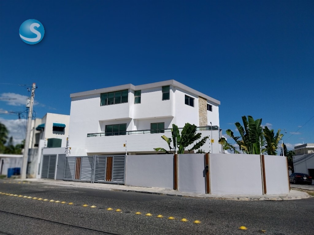 Casa contemporánea de 3 niveles en Altos de Arroyo Hondo III