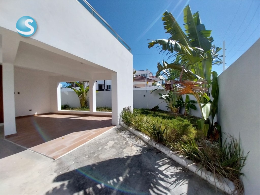 Casa contemporánea de 3 niveles en Altos de Arroyo Hondo III en República Dominicana