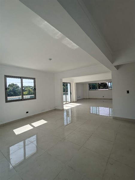 Casa contemporánea de 3 niveles en Altos de Arroyo Hondo III en República Dominicana