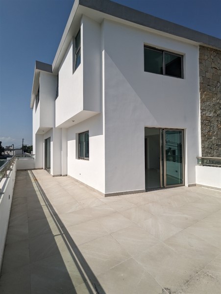 Casa contemporánea de 3 niveles en Altos de Arroyo Hondo III en República Dominicana