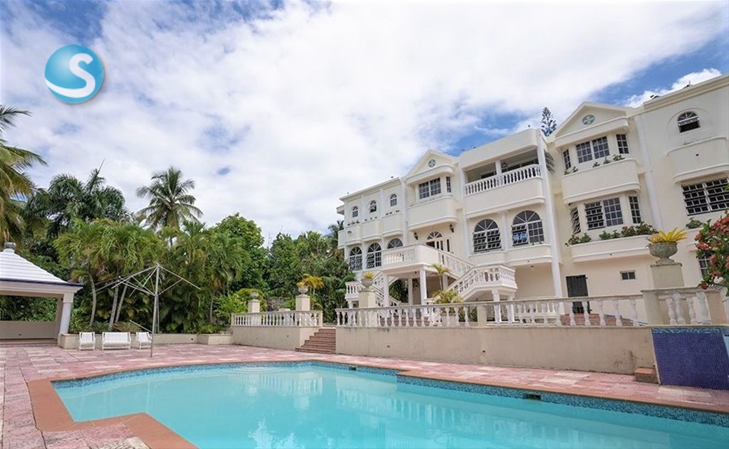 Casa amplia en venta en Villa Naco, terreno de 5,000 m²