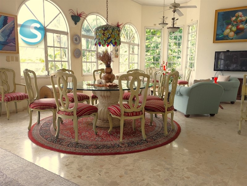 Casa amplia en venta en Villa Naco, terreno de 5,000 m² en República Dominicana