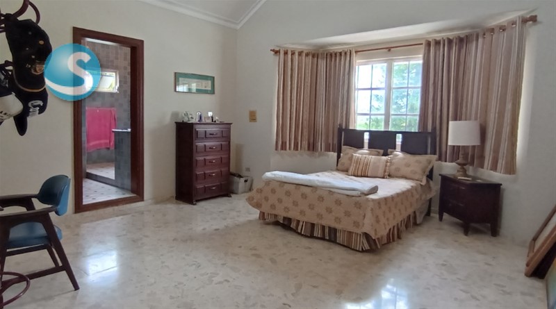 Casa amplia en venta en Villa Naco, terreno de 5,000 m² en República Dominicana