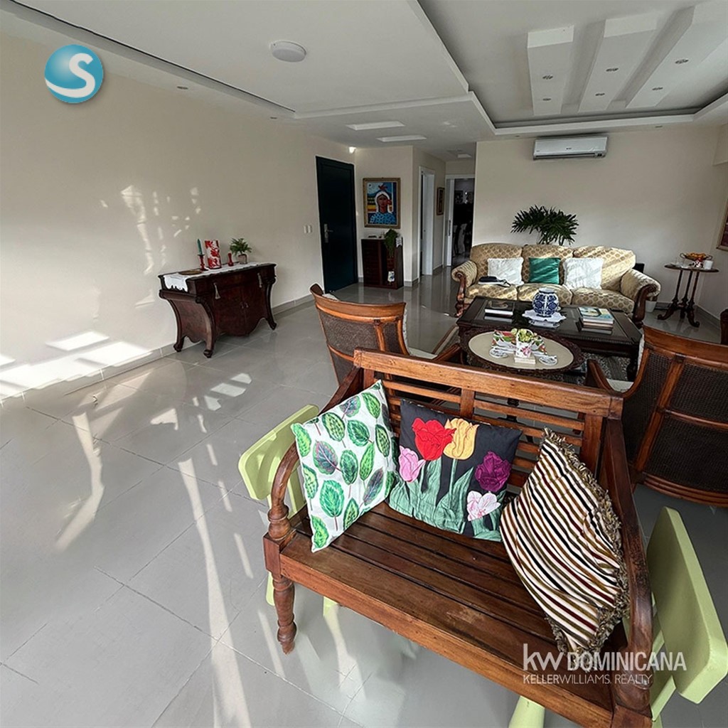 Apartamento en venta con terraza en Evaristo Morales en República Dominicana