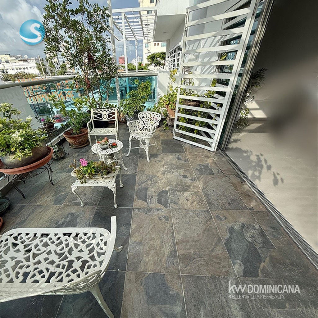 Apartamento en venta con terraza en Evaristo Morales en República Dominicana