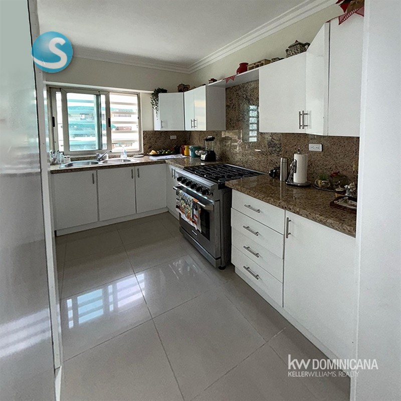 Apartamento en venta con terraza en Evaristo Morales en República Dominicana