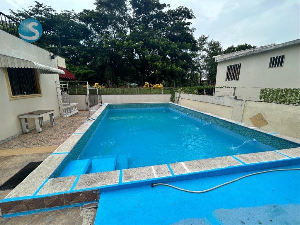 Casa de 2 Niveles con Piscina en Pradera Hermosa