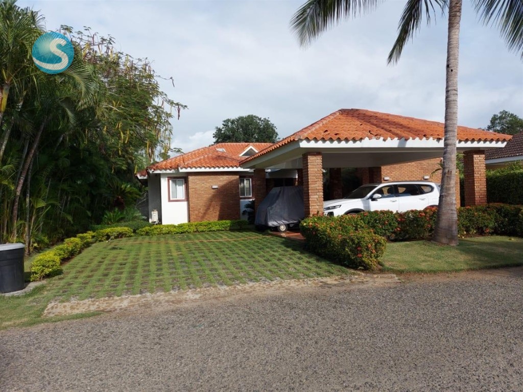 Villa Exclusiva Frente a Campo de Golf en Metro Country Club