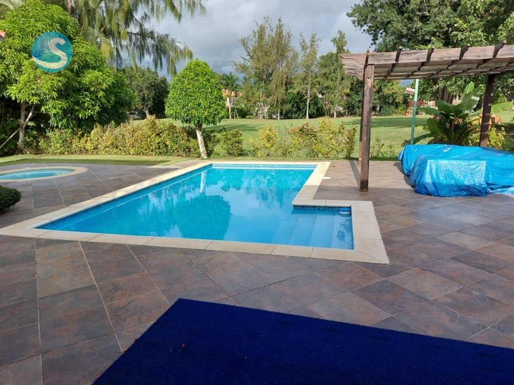 Villa Exclusiva Frente a Campo de Golf en Metro Country Club en República Dominicana