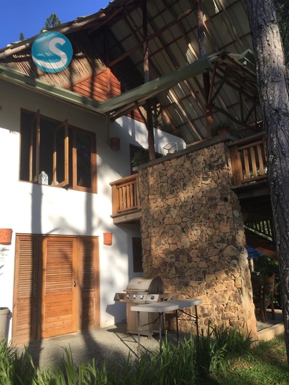 Casa en venta en Jarabacoa con amplio terreno y vista a montaña