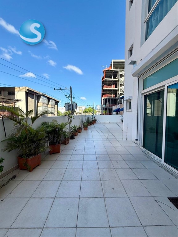 Apartamento moderno en Bella Vista con amplia terraza y parqueos