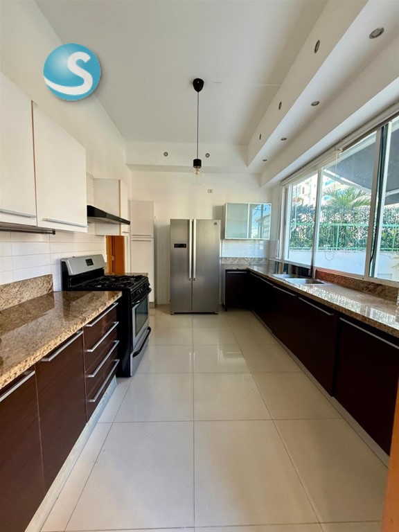 Apartamento moderno en Bella Vista con amplia terraza y parqueos en República Dominicana