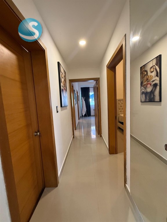 Apartamento moderno en Bella Vista con amplia terraza y parqueos en República Dominicana