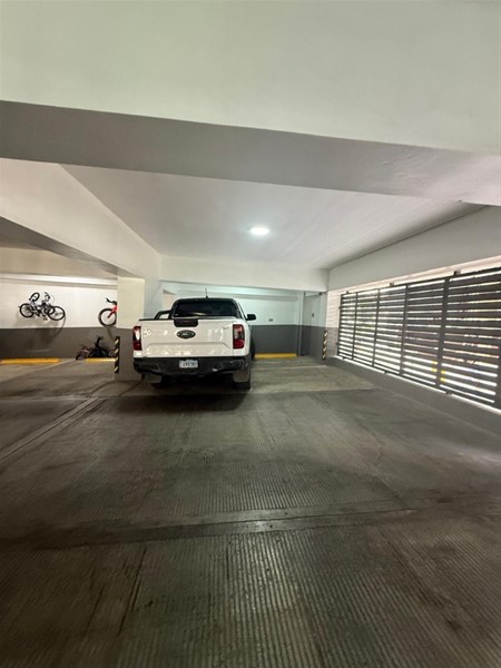 Apartamento moderno en Bella Vista con amplia terraza y parqueos en República Dominicana