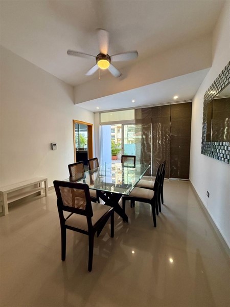 Apartamento moderno en Bella Vista con amplia terraza y parqueos en República Dominicana