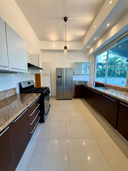 Apartamento moderno en Bella Vista con amplia terraza y parqueos en República Dominicana