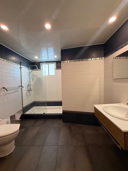 Apartamento moderno en Bella Vista con amplia terraza y parqueos en República Dominicana