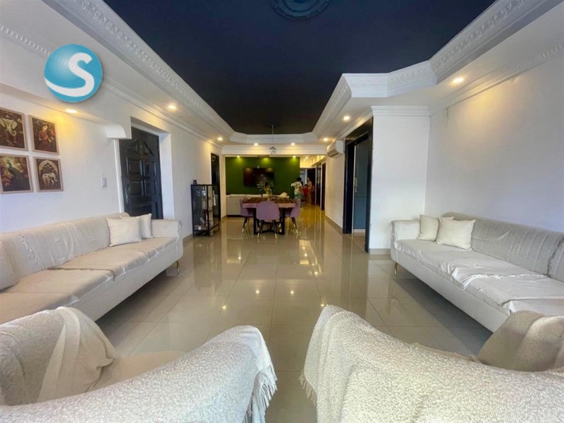 Apartamento Amplio en Venta en Bella Vista, Piso Alto en República Dominicana