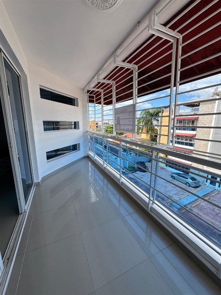 Apartamento en Prado Oriental con Terraza y Estacionamiento en República Dominicana