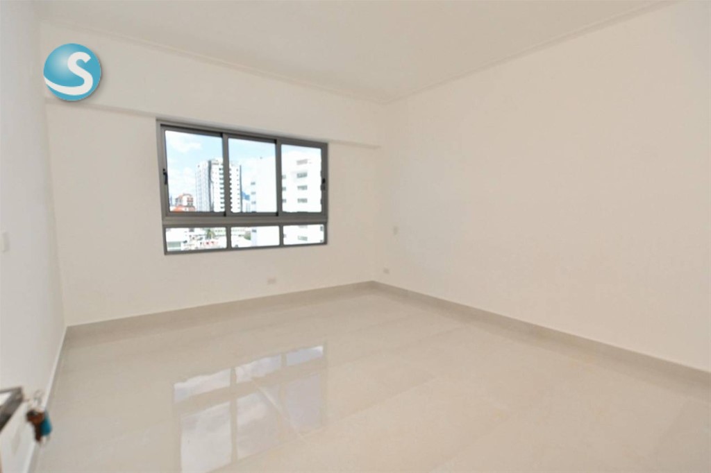 Apartamento espacioso en Bella Vista Sur, excelente ubicación en República Dominicana