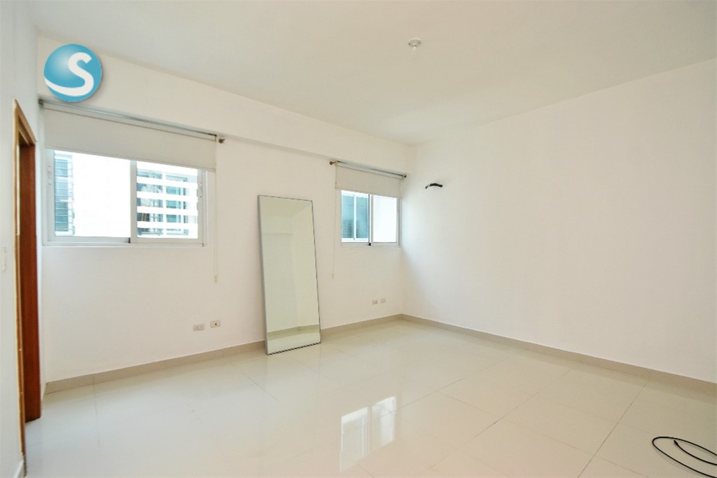 Apartamento espacioso en Bella Vista Sur, excelente ubicación en República Dominicana