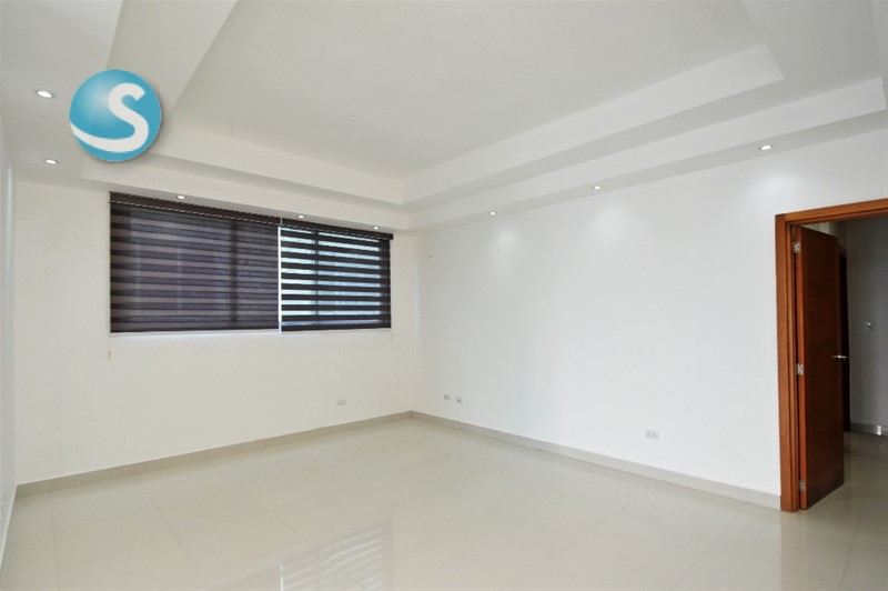 Apartamento espacioso en Bella Vista Sur, excelente ubicación en República Dominicana