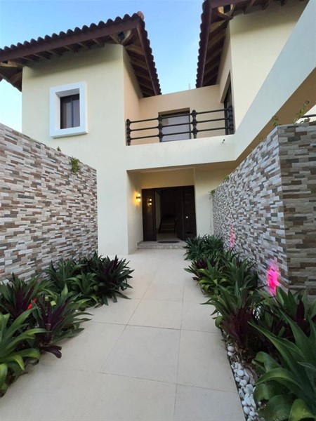 Villa amplia en Guavaberry, Juan Dolio en venta y alquiler en República Dominicana