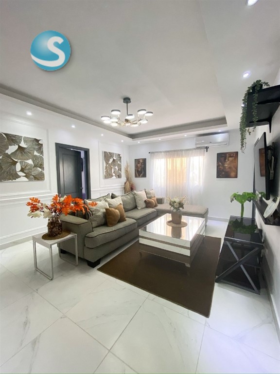 Casa de 2 niveles en Altos de Arroyo Hondo III en República Dominicana
