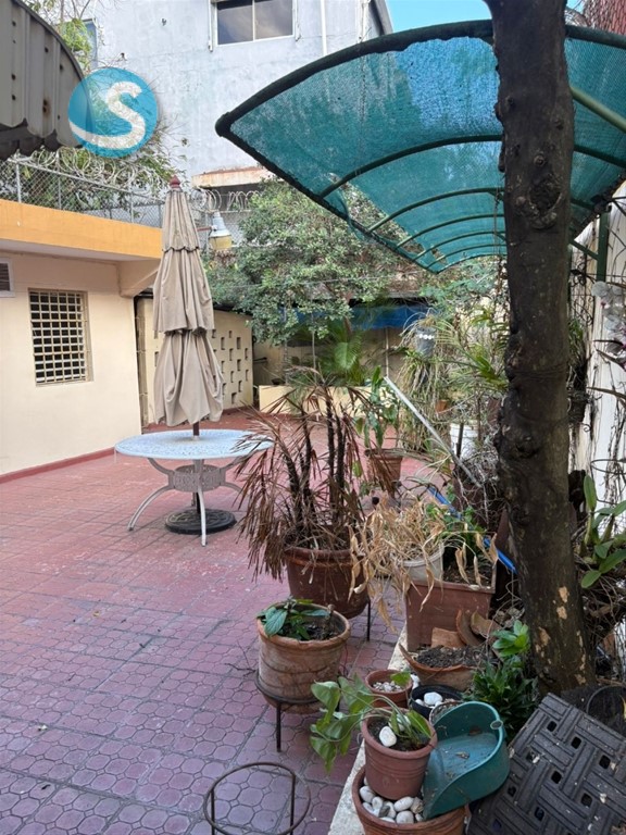 Casa en venta con solar y uso mixto en Evaristo Morales en República Dominicana