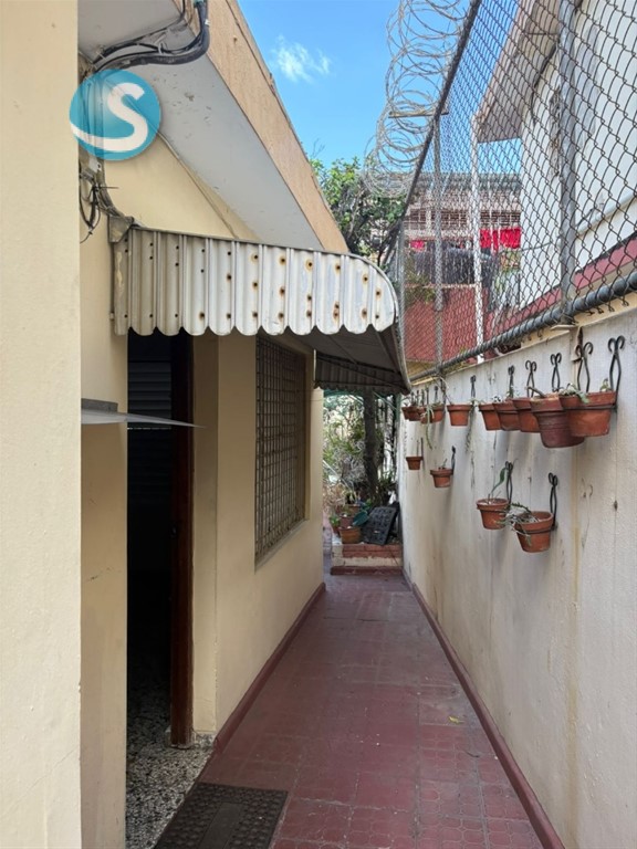 Casa en venta con solar y uso mixto en Evaristo Morales en República Dominicana