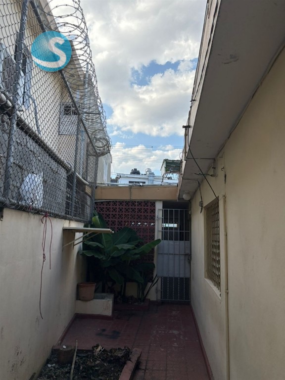 Casa en venta con solar y uso mixto en Evaristo Morales en República Dominicana
