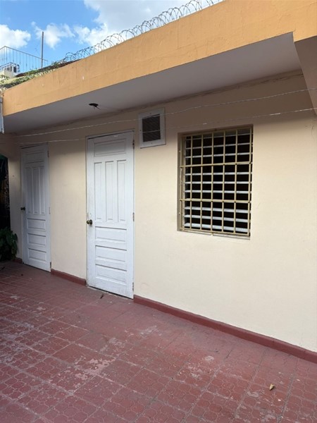 Casa en venta con solar y uso mixto en Evaristo Morales en República Dominicana