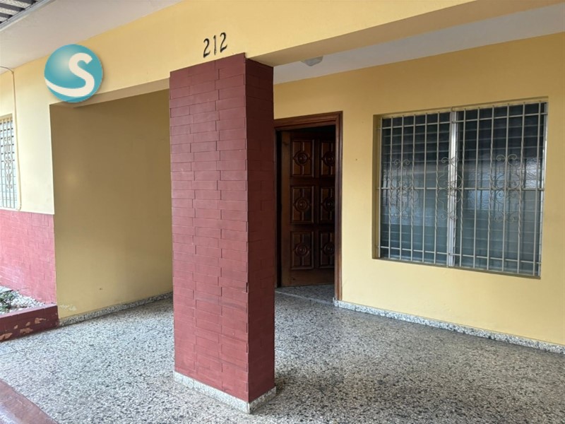 Casa en venta con solar y uso mixto en Evaristo Morales en República Dominicana