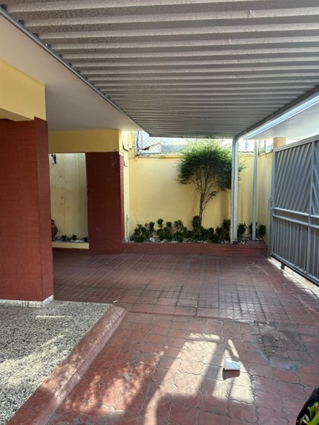 Casa en venta con solar y uso mixto en Evaristo Morales en República Dominicana