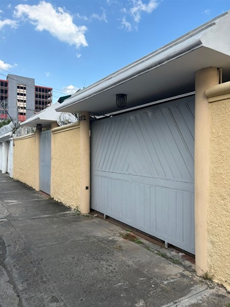 Casa en venta con solar y uso mixto en Evaristo Morales en República Dominicana