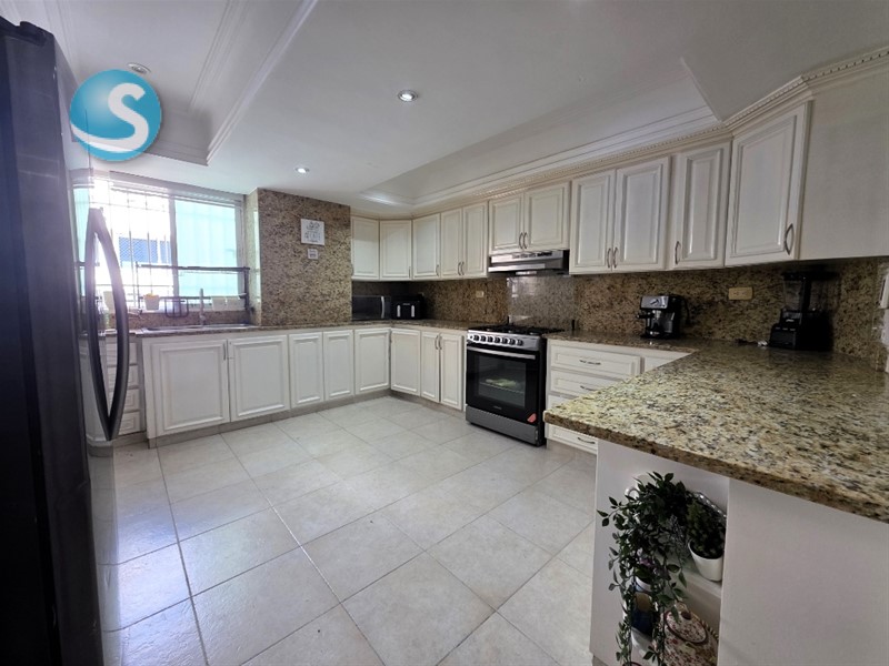 Apartamento espacioso en venta en Bella Vista Sur en República Dominicana