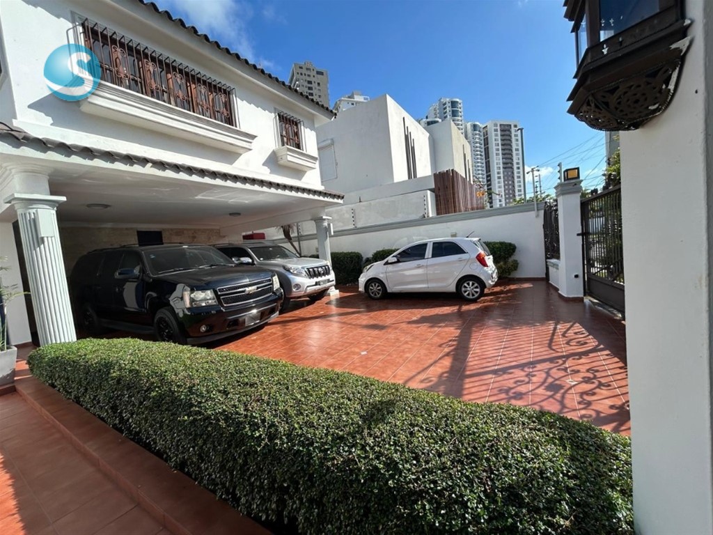 Amplia Mansión en Venta en Sector Exclusivo Los Cacicazgos