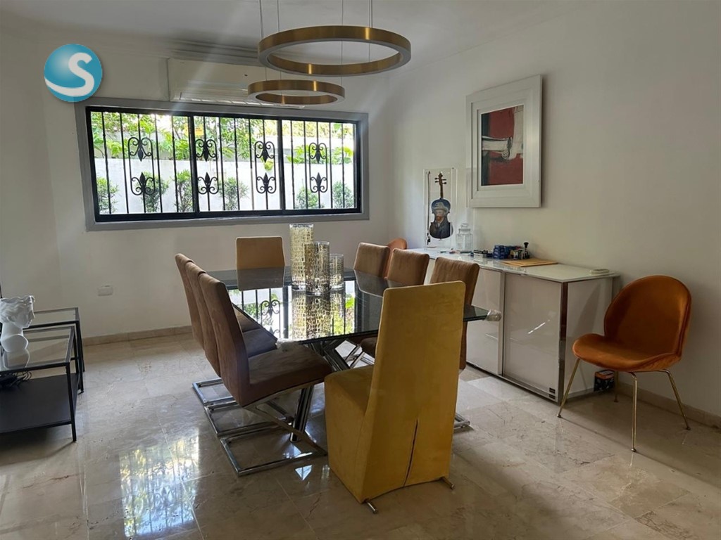 Amplia Mansión en Venta en Sector Exclusivo Los Cacicazgos en República Dominicana