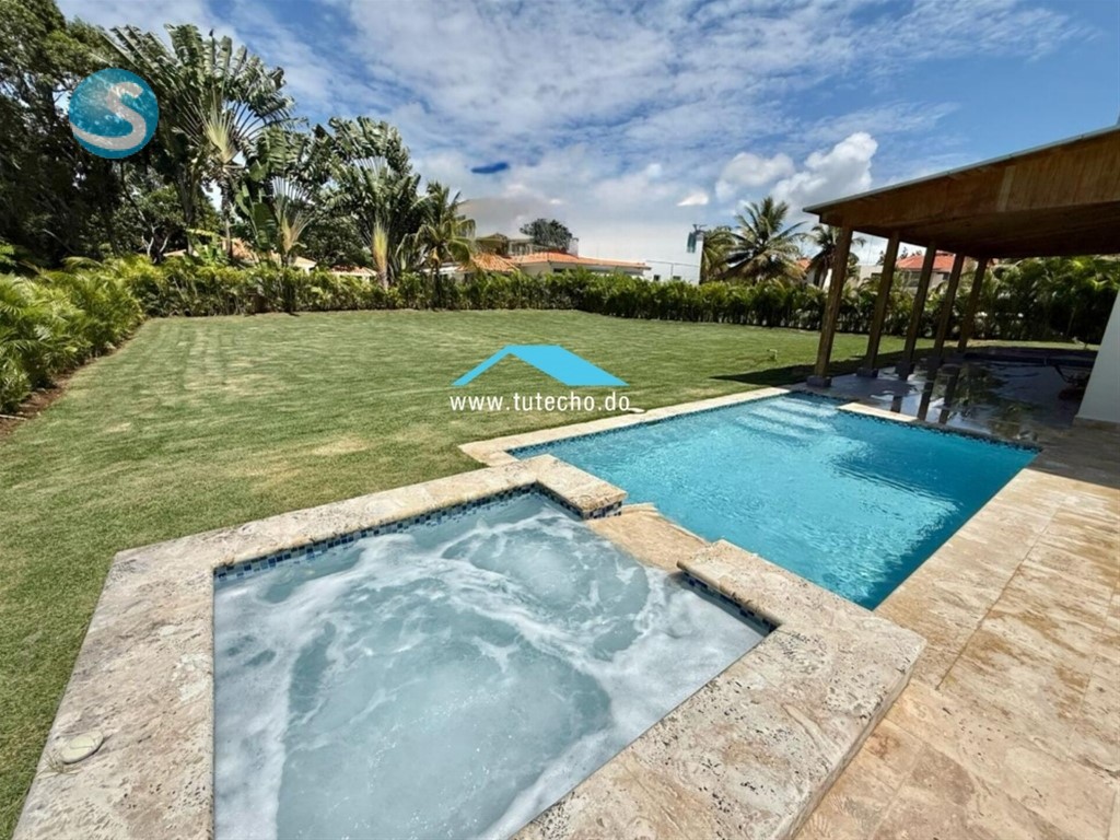 Villa moderna en Metro Country Club, Juan Dolio, con amplio solar