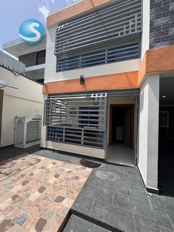 Casa de dos niveles en venta en Prado Oriental en República Dominicana