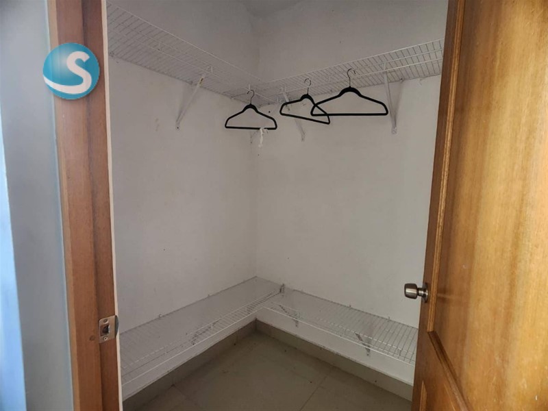 Apartamento en venta en Av. Independencia, acceso seguro en República Dominicana